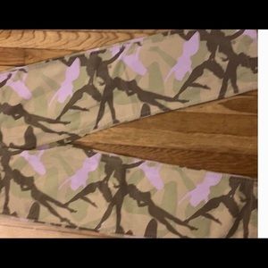 NWOT RED DOT SECRET SEXY CAMOUFLAGE CARGO PANTS!